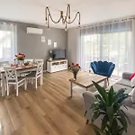 Beach Front Home In Wiselka Holiday home *